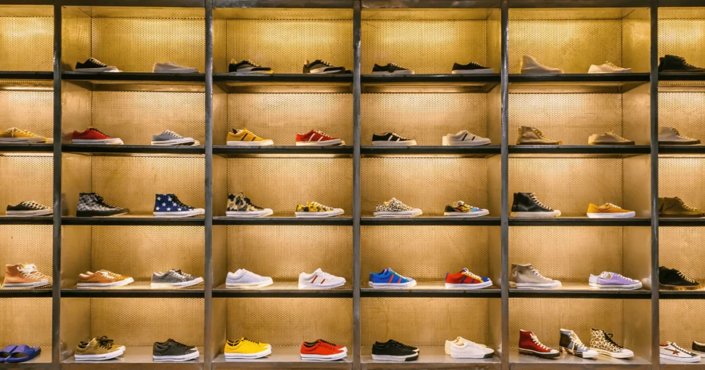 Une étagère qui renferme de nombreuses paires de sneakers.