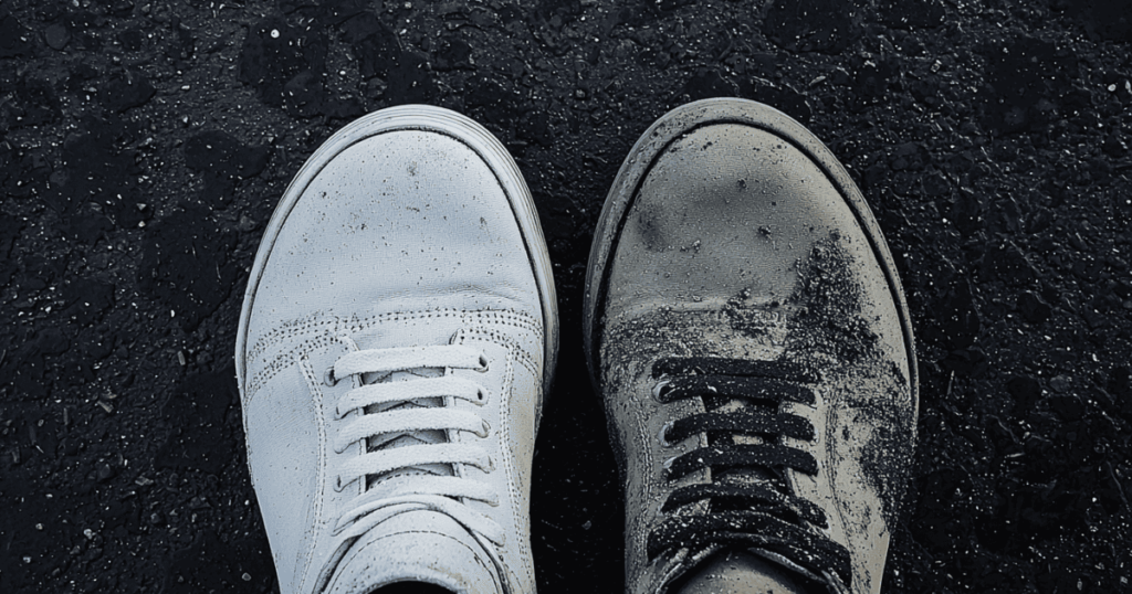 Deux sneakers, celle de droite propre et celle de gauche sale.