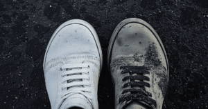 Deux sneakers, celle de droite propre et celle de gauche sale.